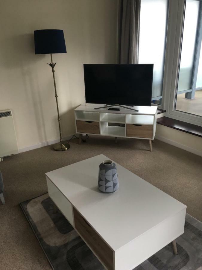 Blue Sky Apartments@The Centrium, Уокинг Екстериор снимка